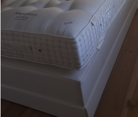 Vispring Magnificence matras divan met volant , wit, design, bies,natuur koel slapen
